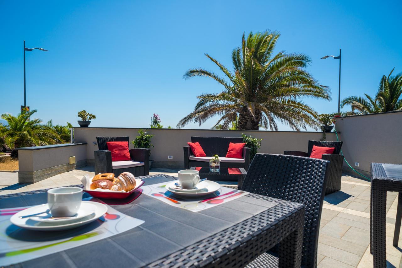 Bed and Breakfast Riva Del Sol Санта-Тереза-ди-Рива Экстерьер фото