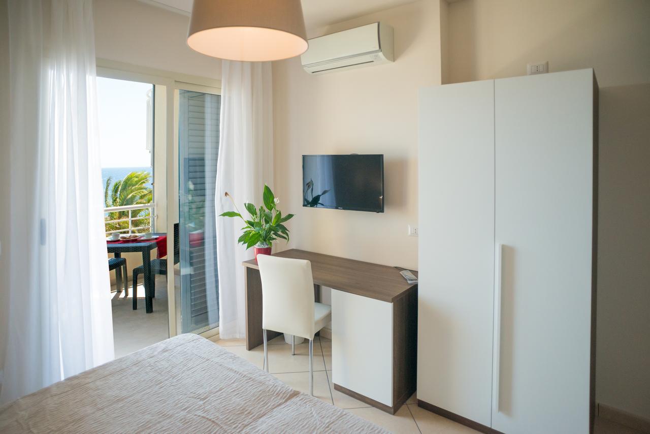 Bed and Breakfast Riva Del Sol Санта-Тереза-ди-Рива Экстерьер фото