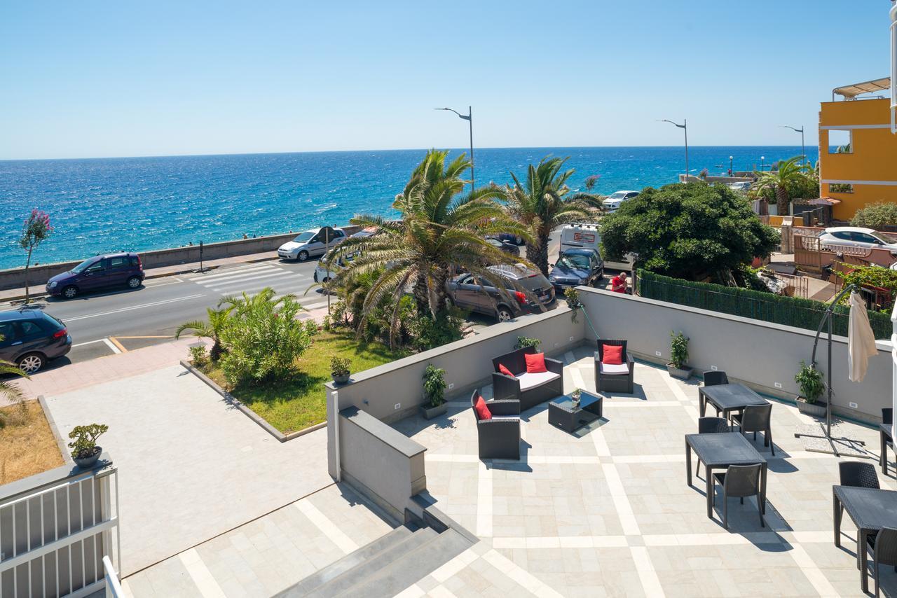 Bed and Breakfast Riva Del Sol Санта-Тереза-ди-Рива Экстерьер фото