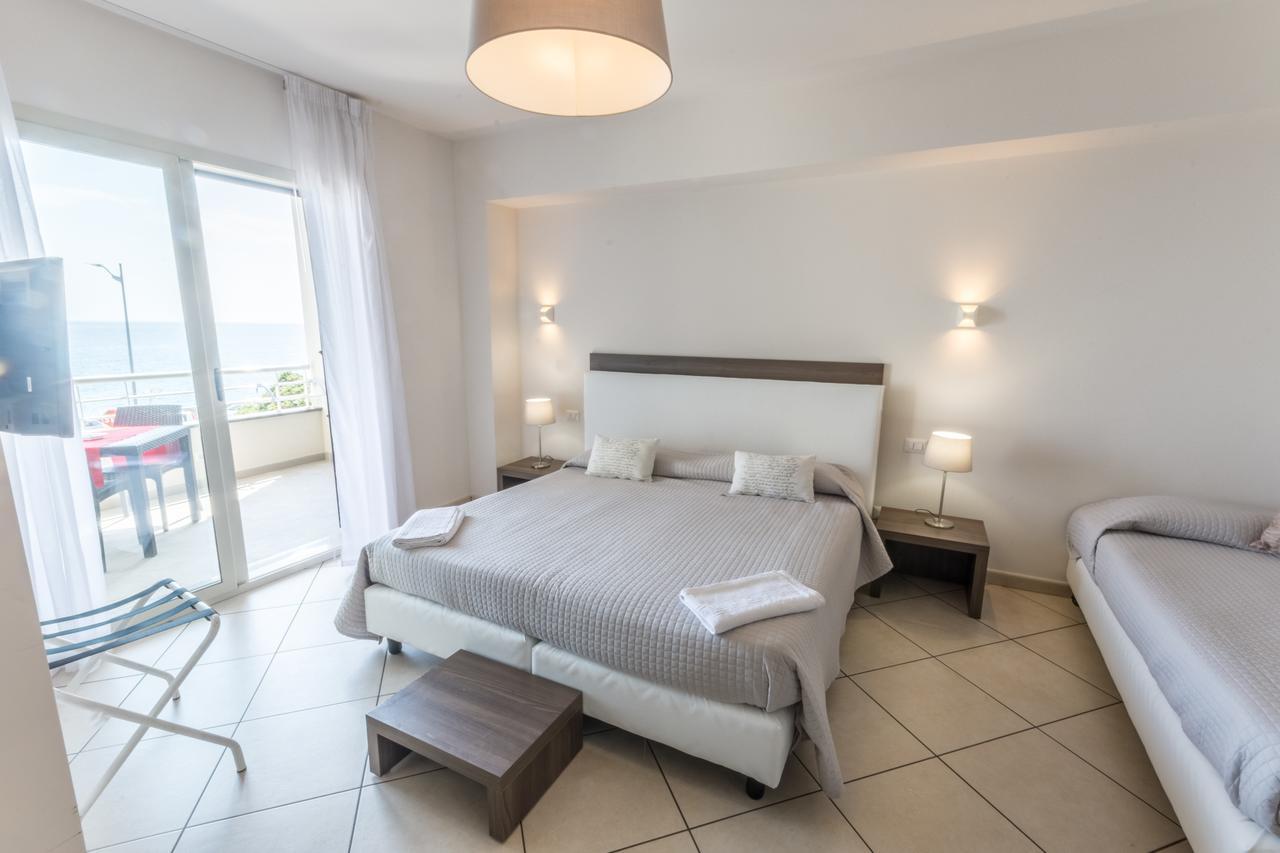 Bed and Breakfast Riva Del Sol Санта-Тереза-ди-Рива Экстерьер фото