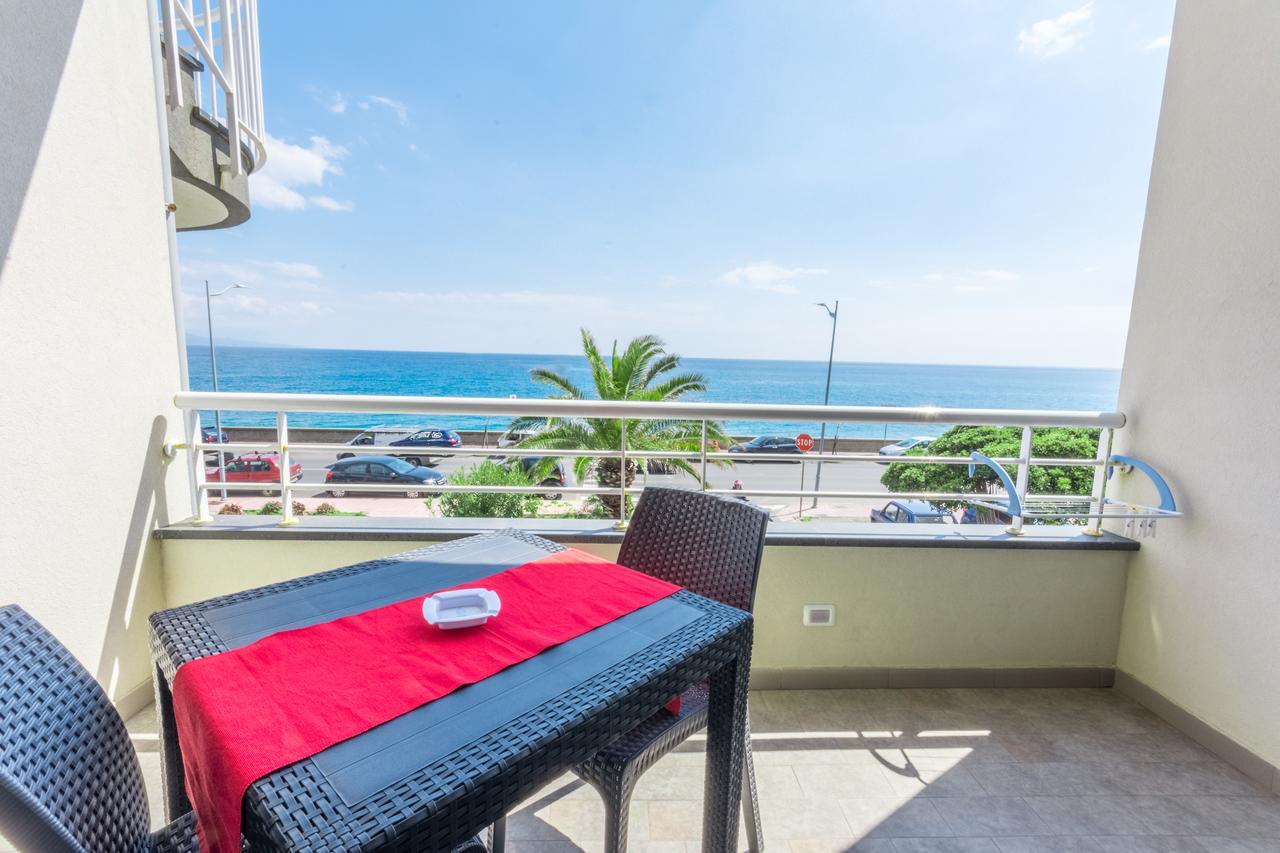 Bed and Breakfast Riva Del Sol Санта-Тереза-ди-Рива Экстерьер фото